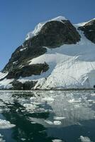 ghiacciai e montagne nel Paradiso baia, antartico penisola, antartico.. foto