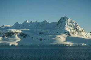 lemaire stretto costiero paesaggio, montagne e iceberg, antartico penisola, antartico. foto