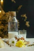 Pasqua torta e un' bottiglia di di mucca latte su un' bianca tavolo avvicinamento. il concetto di festeggiare contento Pasqua foto