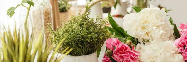 il cucina controsoffitto è decorato con peonie. il interno è decorato con primavera fiori foto