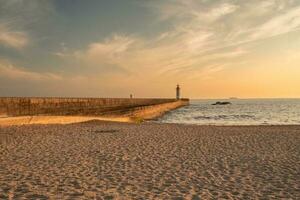 farolim de felgueiras, molo e faro a porto, Portogallo durante tramonto. foto