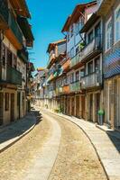 bellissimo strade e architettura nel il vecchio cittadina di Guimarães, Portogallo. foto