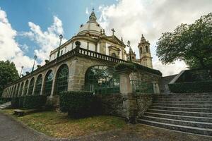 santuario di nostro signora di stessoro, bellissimo Chiesa su superiore di il collina. braga Portogallo. luglio 7 2023. foto
