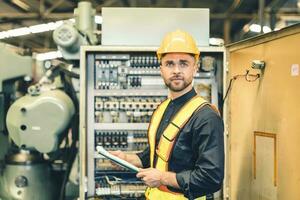 elettricità ingegnere maschio Lavorando servizio Manutenzione alto voltaggio elettrico macchina interruttore Consiglio dei ministri foto