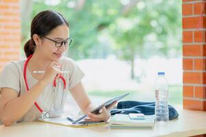 contento medico medico Università adolescente ragazza alunno nel scuola città universitaria godere studia formazione scolastica asiatico inteligente donna. foto