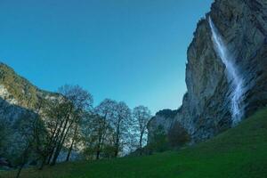 Visualizza di il cascata nel il lauterbrunnen valle, il autunno colori foto