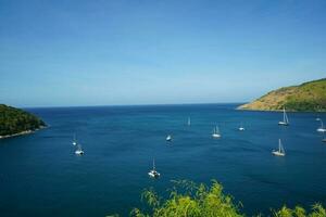 bellissimo mare Visualizza punto di laem phromthep nel Phuket Tailandia. foto