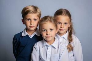 tre bambini nel scuola uniforme. ai generato foto