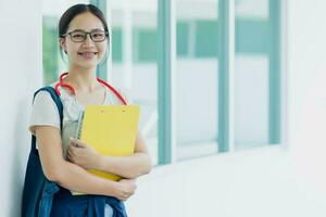 contento medico medico Università adolescente ragazza alunno nel scuola città universitaria godere studia formazione scolastica asiatico donna. foto