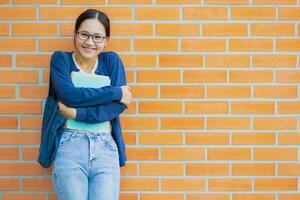 carino sorridente ridere timido asiatico Università adolescente ragazza alunno formazione scolastica nel Università Candido sparo. foto