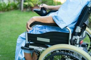 asiatico anziano donna paziente su elettrico sedia a rotelle con a distanza controllo a Ospedale, salutare forte medico concetto. foto
