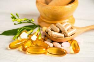 medicina alternativa capsula organica a base di erbe con vitamina e omega 3 olio di pesce, minerale, farmaco con foglie di erbe integratori naturali per una vita sana e buona. foto