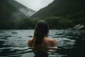 avvicinamento di donna praticante selvaggio nuoto, rilassante nel montagna lago nel natura, indietro Visualizza. generativo ai foto
