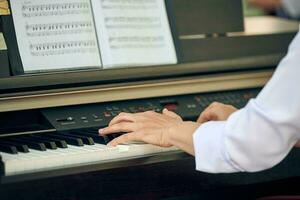 donna giochi elettrico pianoforte a all'aperto musica prestazione, vicino su Visualizza per agile mani foto