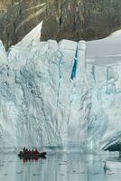 turisti osservando un' ghiacciaio su il Antartide, Paradiso baia, antartico penisola. foto