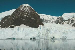 turisti Guardando ghiacciai e montagne nel Paradiso baia, antartico penisola, antartico.. foto