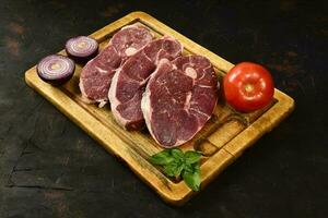 patagonia agnello carne presentata su il di legno tavolo, patagonia argentina. foto