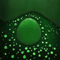 gocce d'acqua su sfondo verde foto