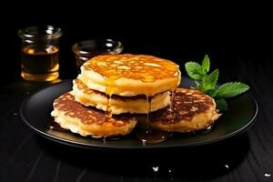 coppia di soffio Villetta formaggio Pancakes con miele buio sfondo con vuoto spazio per testo foto