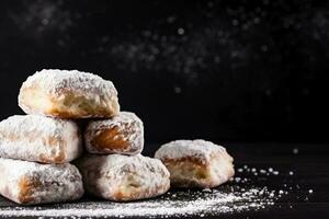 delizioso beignets buio sfondo con vuoto spazio per testo foto