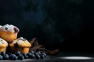 delizioso mirtillo muffin buio sfondo con vuoto spazio per testo foto