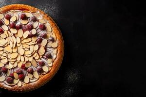 delizioso bakewell crostata buio sfondo con vuoto spazio per testo foto