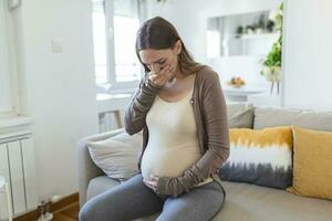 incinta donna sofferenza con nausea nel mattina. mattina malattia. in attesa donna sensazione nausea, copertura bocca foto