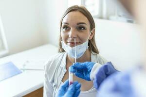 medico infermiera assunzione pcr nasale tampone test a partire dal un' incinta donna. covid-19 vaccinazione concetto. foto