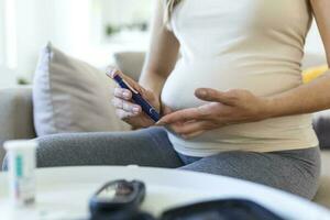 sangue zucchero analisi a casa. incinta donna controllo sangue zucchero livello a casa. diabetico controllo sangue zucchero livelli. incinta donna controllo sangue zucchero livello di glucometro e test banda a casa foto