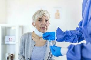 medico indossare personale protettivo attrezzatura l'esecuzione un' coronavirus covid-19 pcr test, paziente nasale np e orale operazione tampone campione campione collezione processi, virale rt-pcr dna diagnostico procedura foto