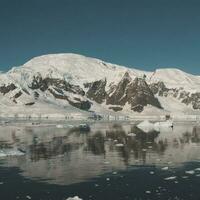 Paradiso baia ghiacciai e montagne, antartico penisola, antartico.. foto