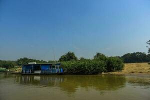 fiume paesaggio, casa barca e giungla, pantanal, brasile foto