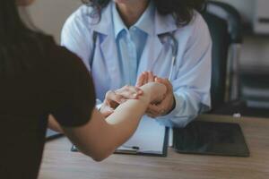 asiatico medico donna visitato paziente donna per diagnosi e dai un'occhiata su Salute a casa o privato Ospedale. femmina paziente spiegare Salute problema e sintomi per medico .Salute cura premio servizio a casa foto