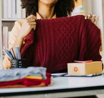 proprietario attività commerciale asiatico giovane donne moda progettista Lavorando su sua progettista nel il showroom, stile di vita elegante sarto assunzione misurazioni su indossatrice per taglio panni nel studio. piccolo attività commerciale foto