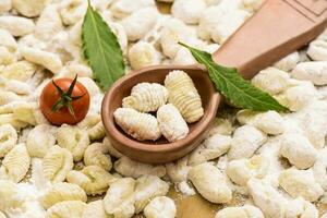 fatti in casa Gnocchi, preparato su il tavolo con ingredienti. foto