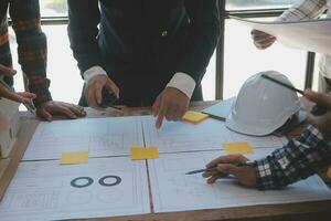 riunione di lavoro di squadra di ingegneri, disegno di lavoro sulla riunione di progetto per il progetto di lavoro con il partner su strumenti di costruzione di modelli e ingegneria nel concetto di cantiere, costruzione e struttura. foto