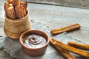 churros - famoso spagnolo dolce con cioccolato salsa foto