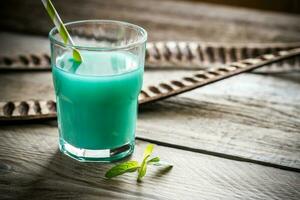 bicchiere di blu curacao e succo di cocktail foto