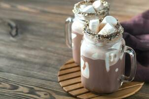 Due tazze di caldo cioccolato con marshmallows foto