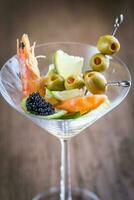 frutti di mare nel Martini bicchiere foto