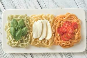 tagliatelle con basilico, Mozzarella e ciliegia pomodori foto