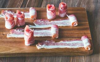 Bacon strisce su il di legno tavola foto