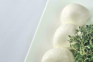 Mozzarella con erbe aromatiche foto