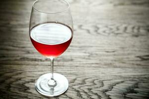 bicchiere di vino rosato foto