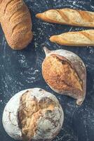 diverso tipi di pane su il di legno sfondo foto