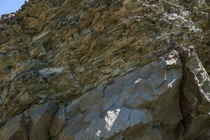 il struttura di il roccioso roccia. un' montagna di roccia formazioni. pietra sfondo. foto