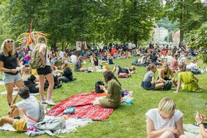 praga, ceco repubblica - agosto 7, 2021. persone con arcobaleno bandiere a orgoglio picnic evento a orgoglio villaggio, praga orgoglio Festival foto