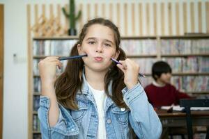 ritratto bell'aspetto attraente bello contento ragazzo bambino ragazza scuola aula con compagna di classe scrittura nel quaderno su sfondo. formazione scolastica processi su lezione foto