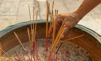 incenso bastoni quello tailandese persone piace per pagare rispetto per posti nel ordine per rispetto è il credenza di maggior parte le persone. foto