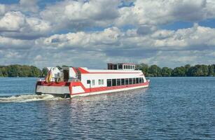 Battello turistico a lago mueritzsee nel Meclemburgo lago distretto, germania foto